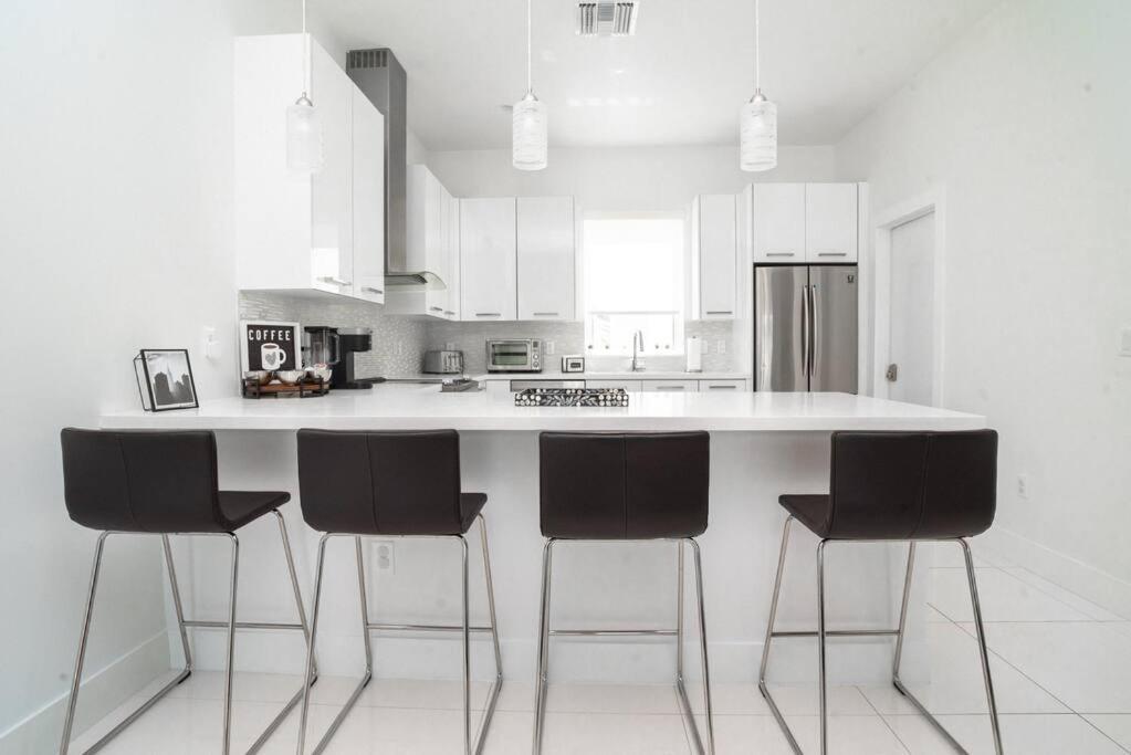 Across The Ocean Few Steps To Beach Contemporary Three Bedroom Townhouse Помпано Бийч Екстериор снимка