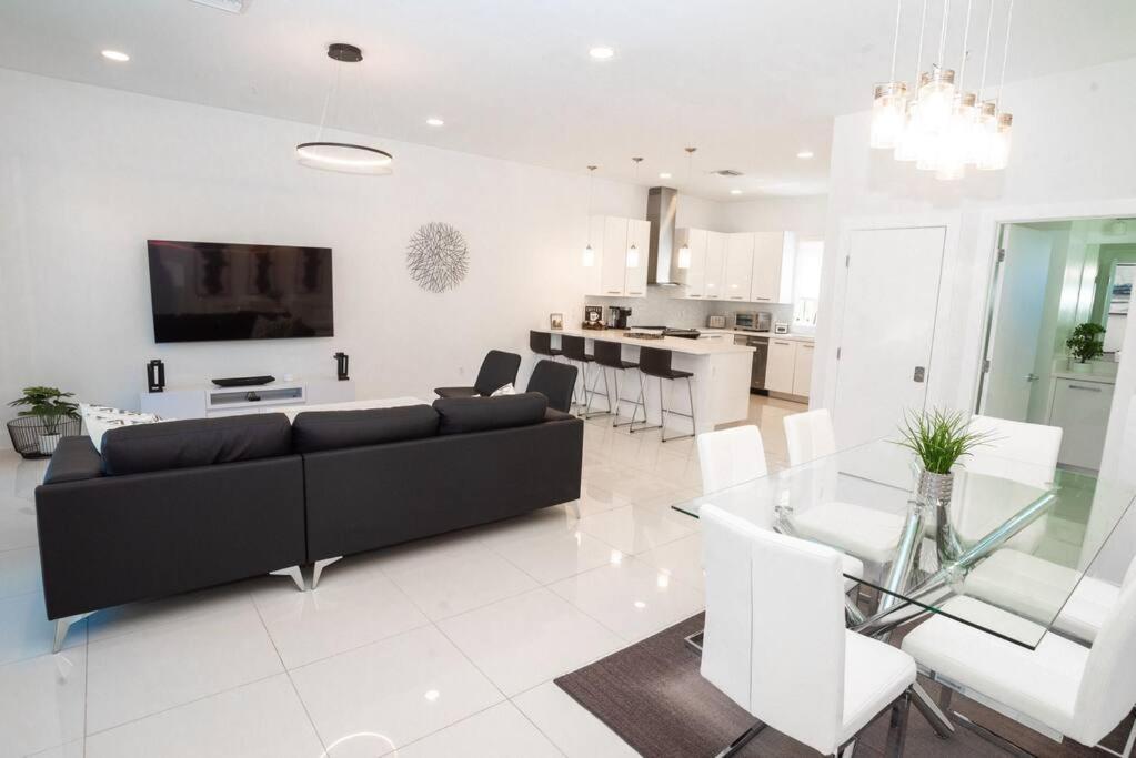 Across The Ocean Few Steps To Beach Contemporary Three Bedroom Townhouse Помпано Бийч Екстериор снимка