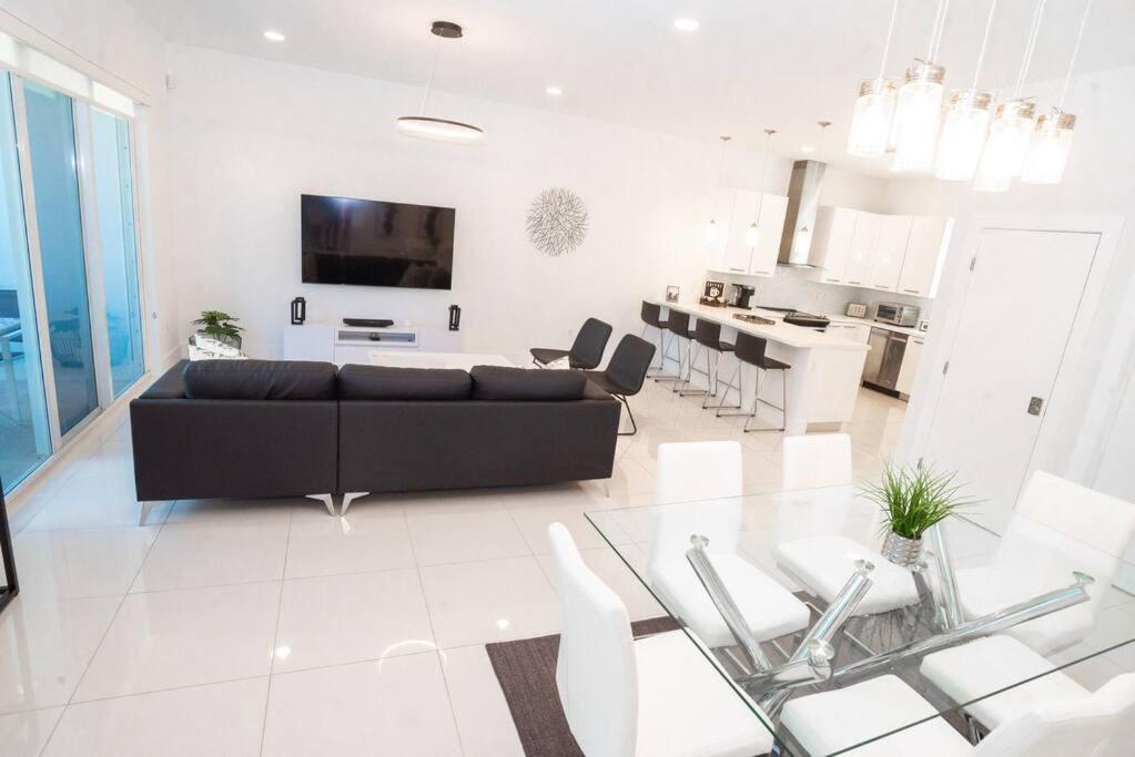 Across The Ocean Few Steps To Beach Contemporary Three Bedroom Townhouse Помпано Бийч Екстериор снимка