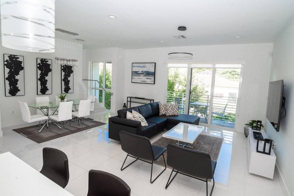 Across The Ocean Few Steps To Beach Contemporary Three Bedroom Townhouse Помпано Бийч Екстериор снимка