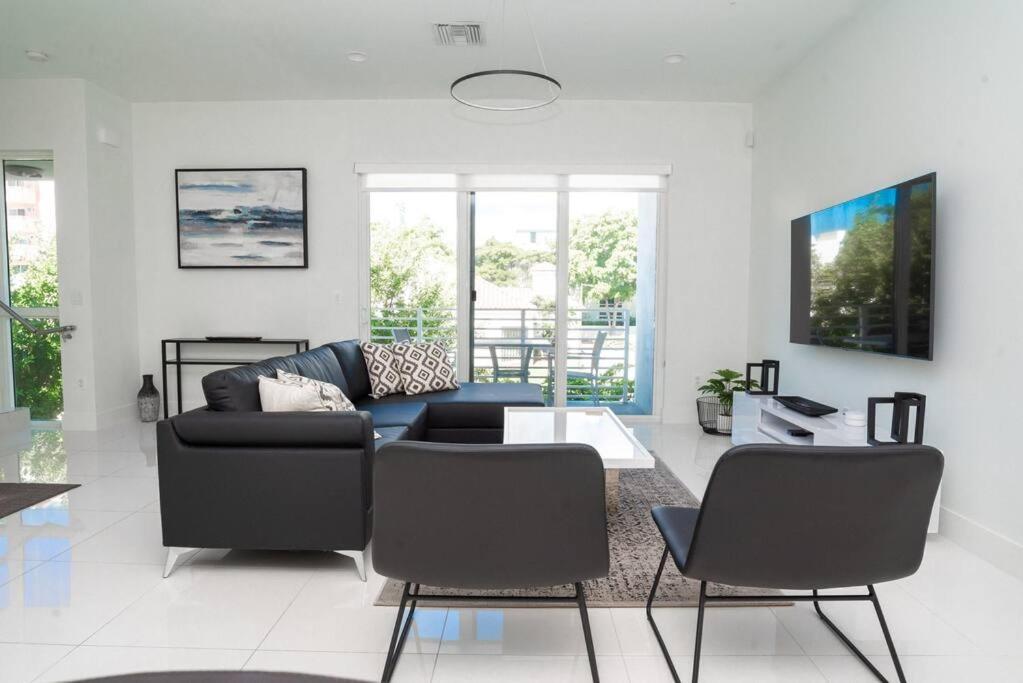 Across The Ocean Few Steps To Beach Contemporary Three Bedroom Townhouse Помпано Бийч Екстериор снимка