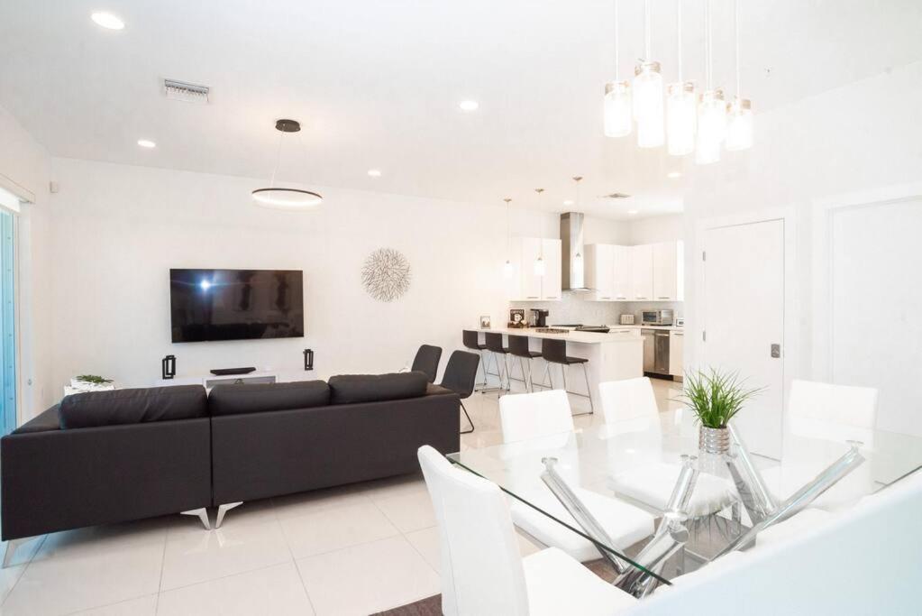 Across The Ocean Few Steps To Beach Contemporary Three Bedroom Townhouse Помпано Бийч Екстериор снимка