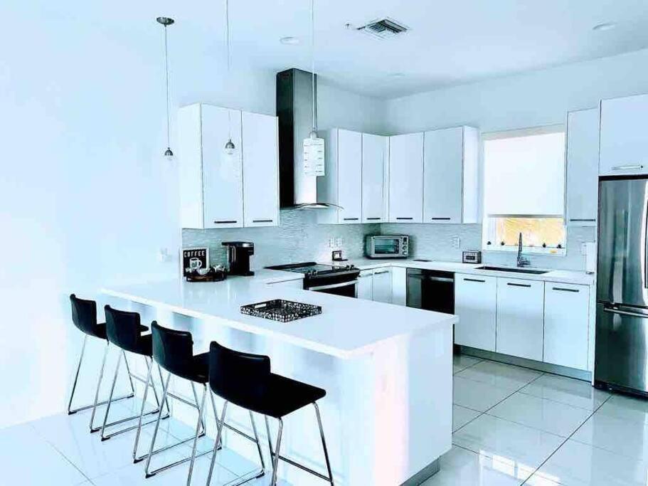 Across The Ocean Few Steps To Beach Contemporary Three Bedroom Townhouse Помпано Бийч Екстериор снимка
