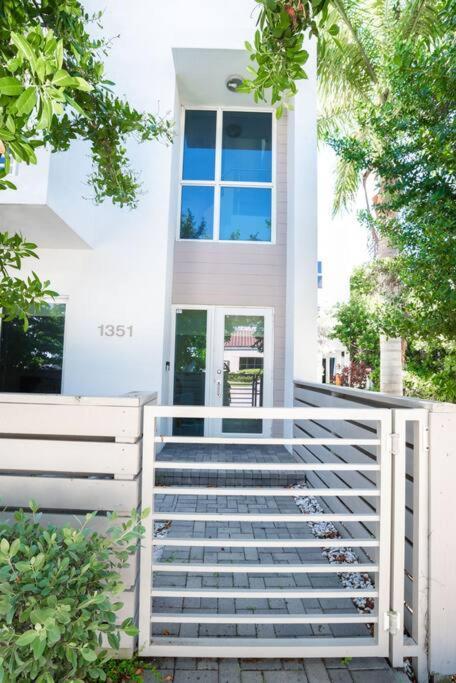 Across The Ocean Few Steps To Beach Contemporary Three Bedroom Townhouse Помпано Бийч Екстериор снимка