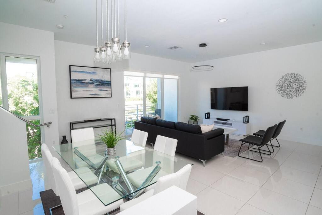 Across The Ocean Few Steps To Beach Contemporary Three Bedroom Townhouse Помпано Бийч Екстериор снимка