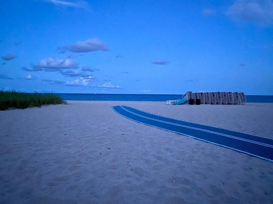 Across The Ocean Few Steps To Beach Contemporary Three Bedroom Townhouse Помпано Бийч Екстериор снимка